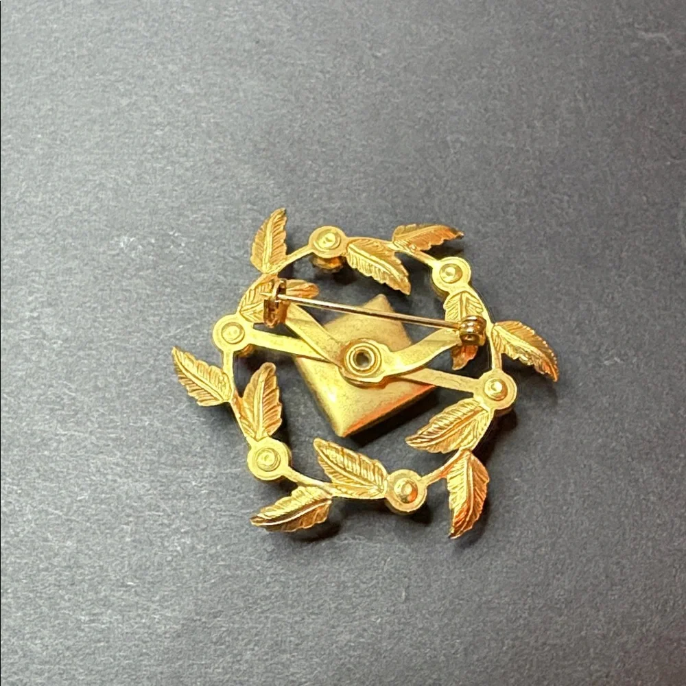VINTAGE GOLD TONE LEAF OPAQUE CELLULOID WREATH BROOCH PIN